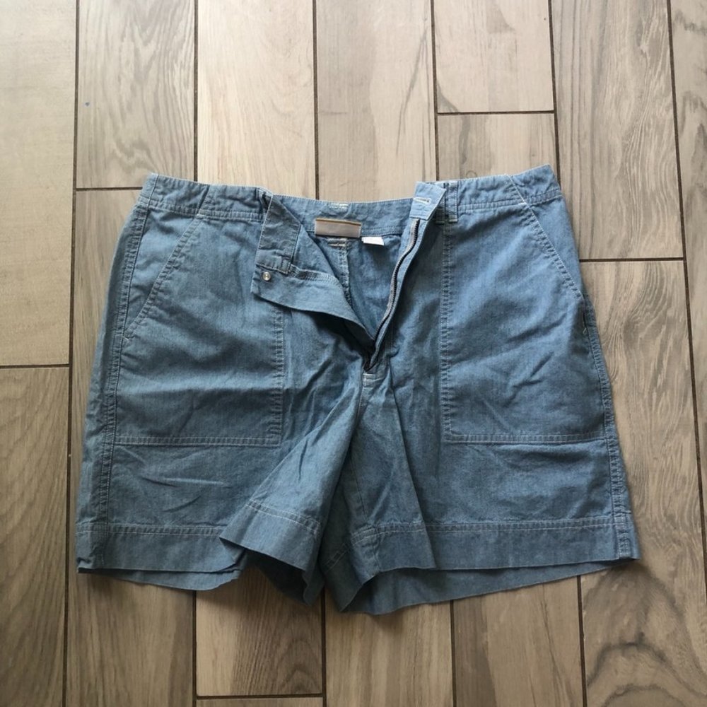 Liz Claiborne women's light weight shorts size 16